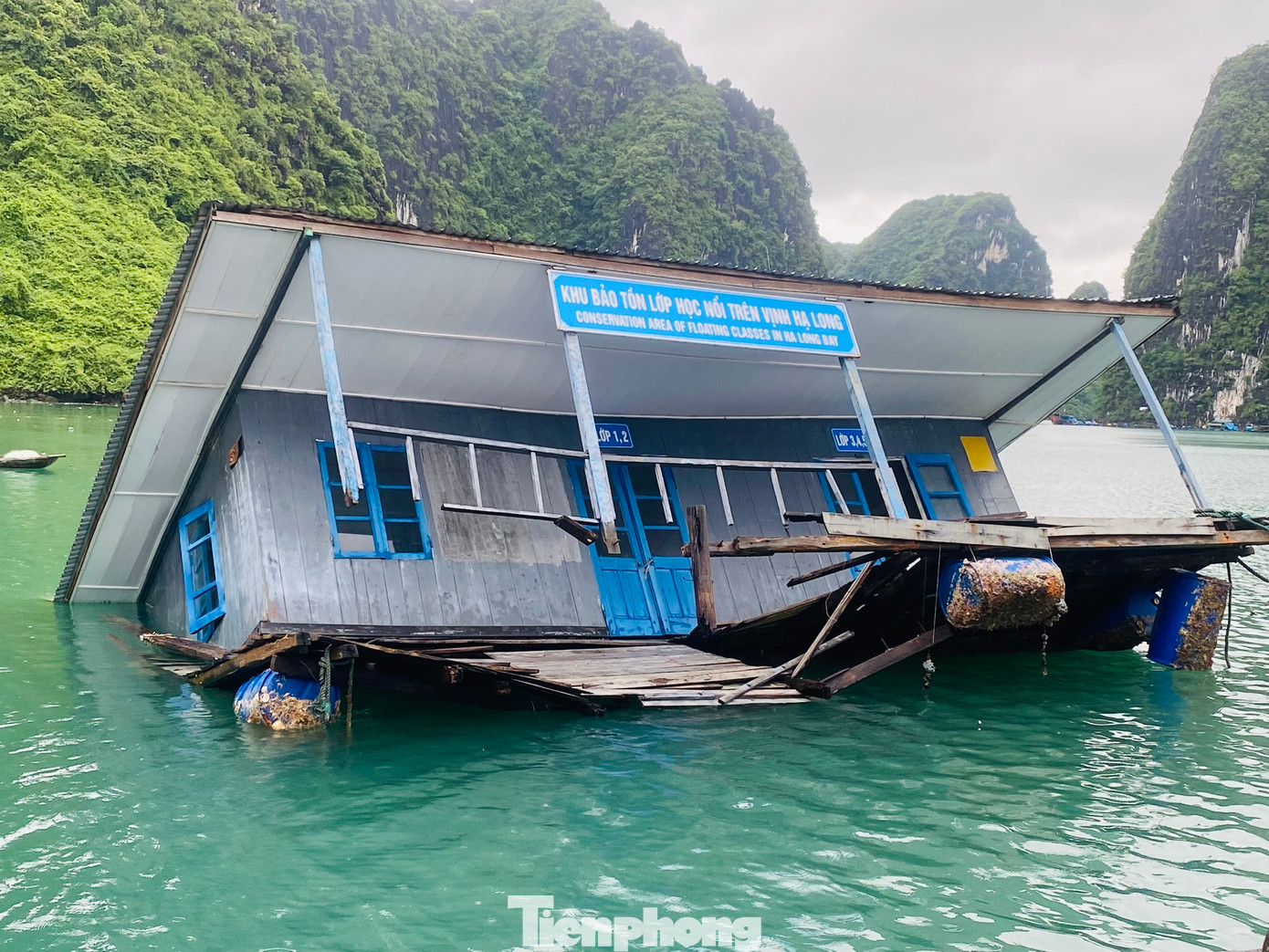 Khu bảo tồn lớp học nổi đang chìm trên vịnh Hạ Long.