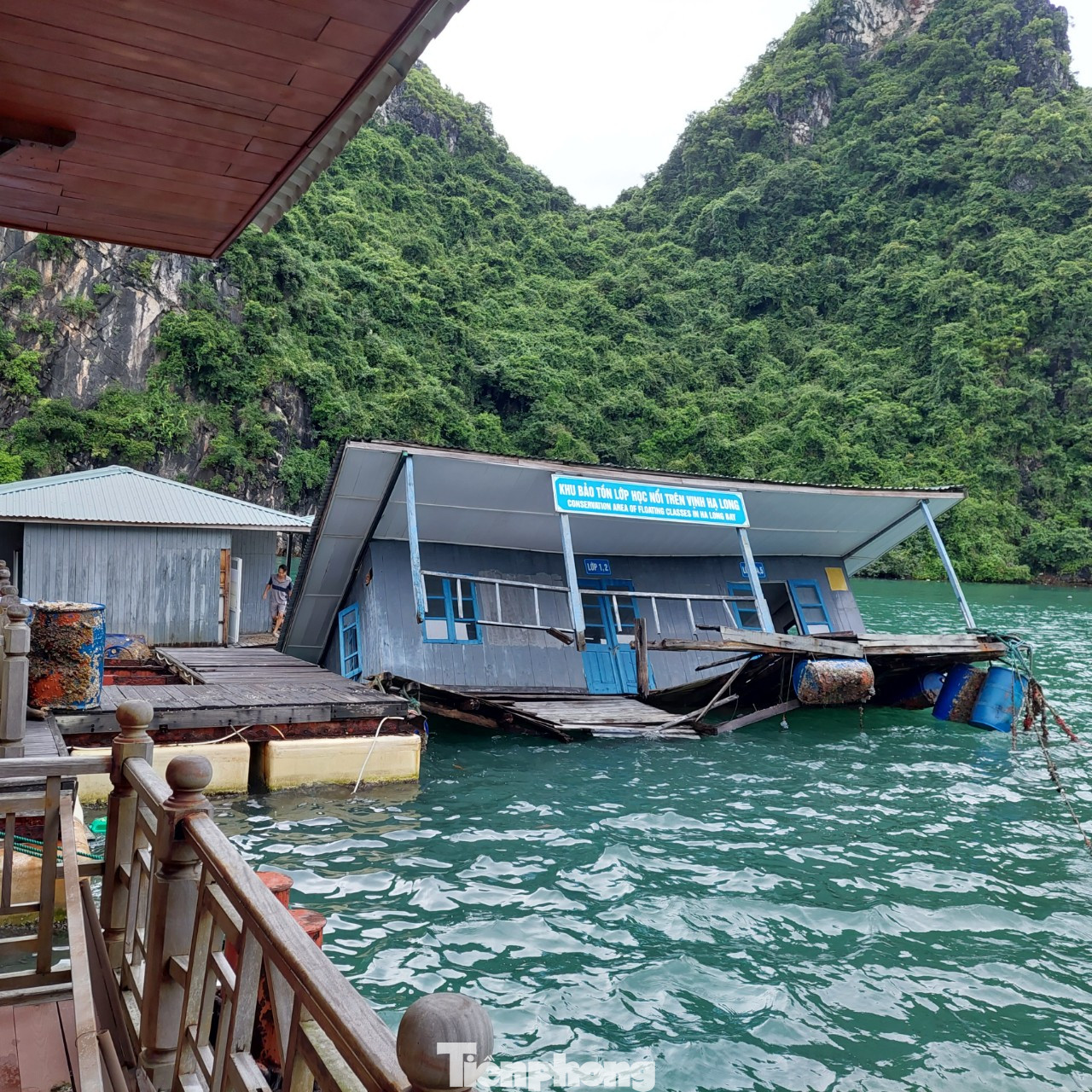 Được biết, qua loạt bài phản ánh trước đó của báo Tiền Phong về thực trạng đáng báo động của một trong những ngôi làng chài cổ đẹp nhất thế giới trước nguy cơ bị chìm, mới đây, HĐND TP Hạ Long đã thông qua chi 25 tỷ đồng từ tiền thu phí tham quan vịnh để sửa chữa, trùng tu ngôi làng nhưng đến nay số tiền này đi đâu, ai giữ thì ít người nắm rõ.