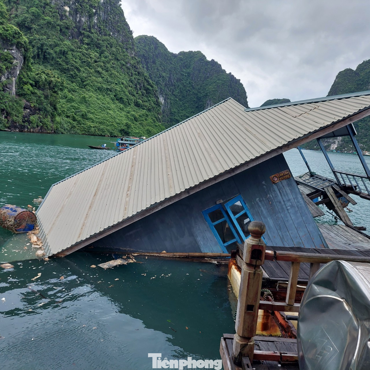 Đến 15h40 ngày 28/9, khu bảo tồn lớp học nổi vẫn chưa được trục vớt, tháo dỡ như BQL vịnh Hạ Long nêu.