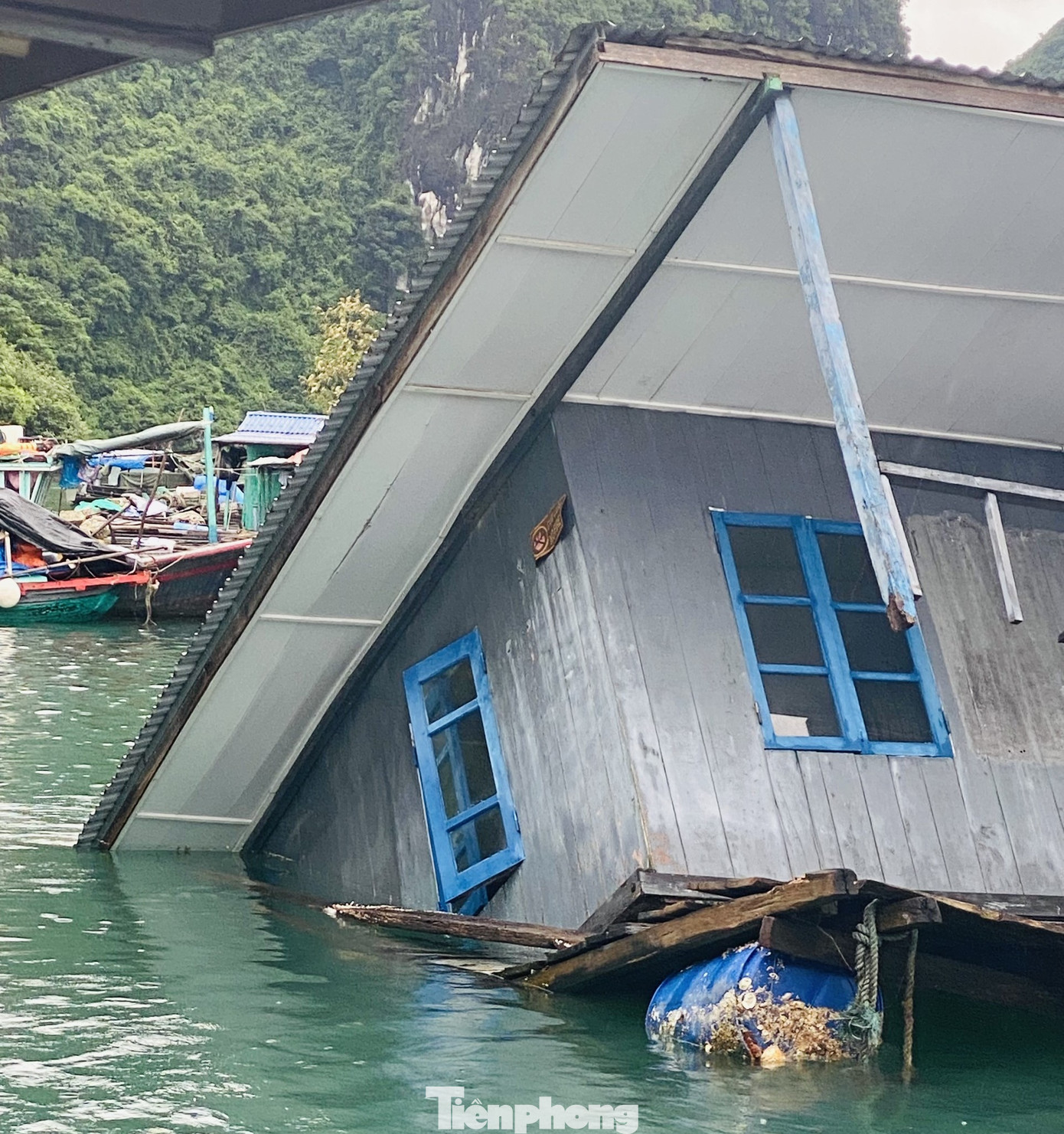 Trao đổi với đại diện lãnh đạo Ban quản lý vịnh Hạ Long, đến nay, ban chưa nhận được chỉ đạo nào làm chủ đầu tư hay giám sát hoặc quản lý hạng mục sửa chữa, tu bổ làng chài.