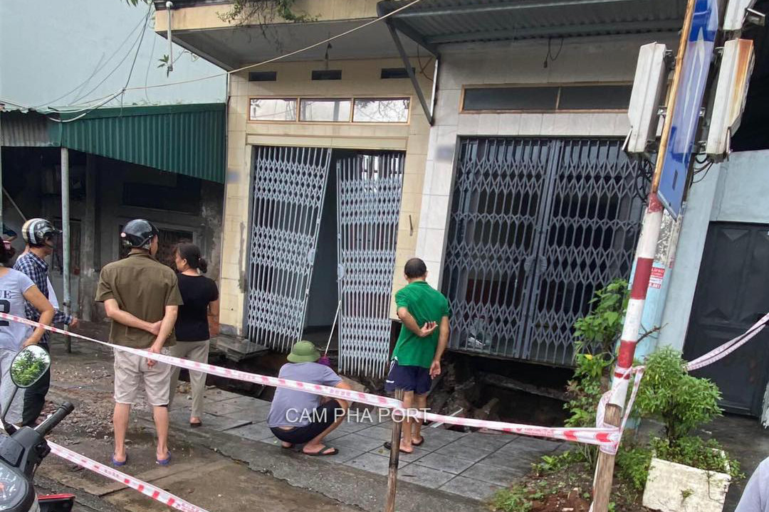 Hiện trường khu vực sụt lún. (Ảnh Fanpage: CAM PHA PORT) Hiện trường khu vực sụt lún. (Ảnh Fanpage: CAM PHA PORT)