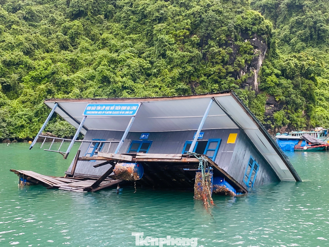 Được những tổ chức uy tín thế giới bình chọn là một trong những ngôi làng chài đẹp nhất thế giới, làng chài Cửa Vạn từng là điểm đến hấp dẫn du khách trên di sản vịnh Hạ Long.