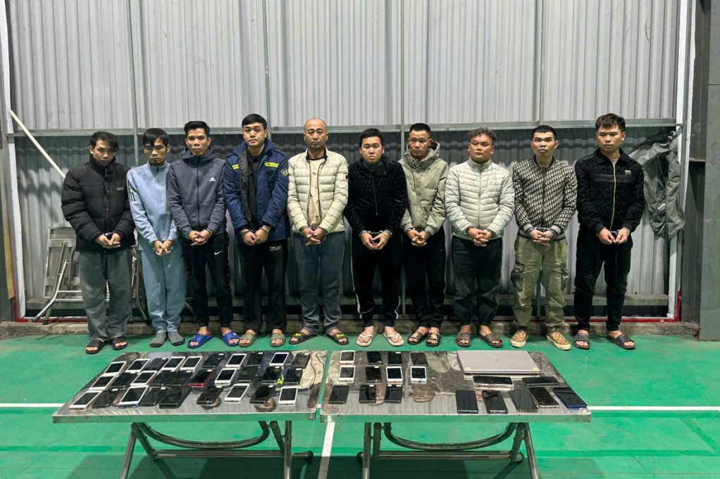 Nhóm đối tượng lừa đảo cùng tang vật tại cơ quan công an. Nhóm đối tượng lừa đảo cùng tang vật tại cơ quan công an.