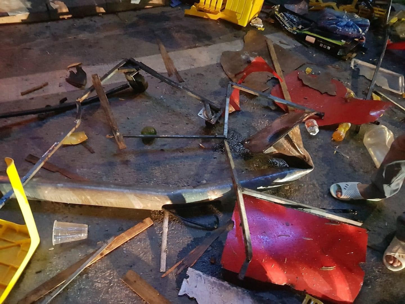 Nhiều mảnh vỡ vương vãi khắp nơi.