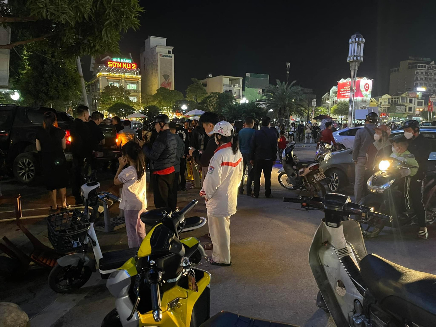 Người dân hiếu kỳ có mặt tại hiện trường sau khi xe bán tải gây tai nạn liên hoàn.