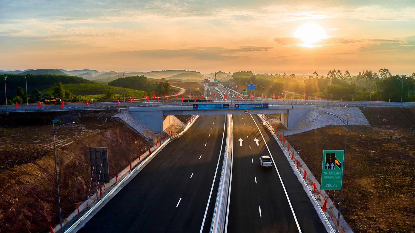 Cao tốc được thiết kế quy mô 4 làn xe cơ giới, bề rộng nền đường 25,25m, vận tốc thiết kế 120km/h theo tiêu chuẩn. Cao tốc được thiết kế quy mô 4 làn xe cơ giới, bề rộng nền đường 25,25m, vận tốc thiết kế 120km/h theo tiêu chuẩn.