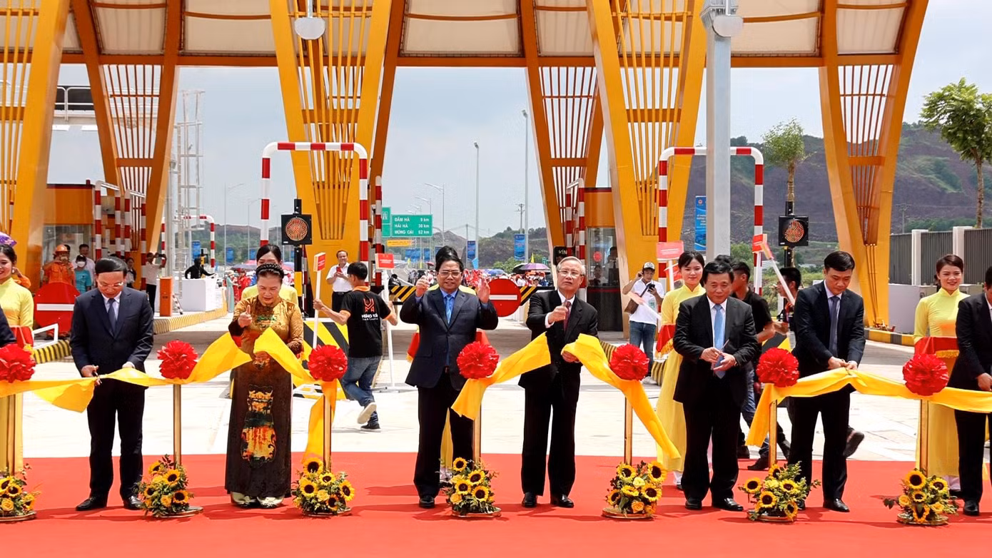 Thủ tướng cùng lãnh đạo các ban ngành và địa phương cắt băng khánh thành cao tốc Vân Đồn - Móng Cái.
