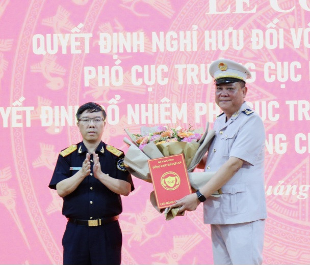 Ông Lưu Mạnh Tưởng - Phó Tổng Cục trưởng Tổng Cục Hải quan, trao quyết định bổ nhiệm ông Phạm Quốc Hưng - Chi cục trưởng Chi cục Hải quan cửa khẩu Móng Cái, giữ chức vụ Phó Cục trưởng Cục Hải quan tỉnh. Ông Lưu Mạnh Tưởng - Phó Tổng Cục trưởng Tổng Cục Hải quan, trao quyết định bổ nhiệm ông Phạm Quốc Hưng - Chi cục trưởng Chi cục Hải quan cửa khẩu Móng Cái, giữ chức vụ Phó Cục trưởng Cục Hải quan tỉnh.