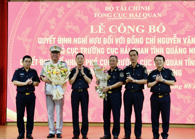 Lãnh đạo Cục Hải quan tỉnh tặng hoa chúc mừng ông Nguyễn Văn Hường và ông Phạm Quốc Hưng. Lãnh đạo Cục Hải quan tỉnh tặng hoa chúc mừng ông Nguyễn Văn Hường và ông Phạm Quốc Hưng.