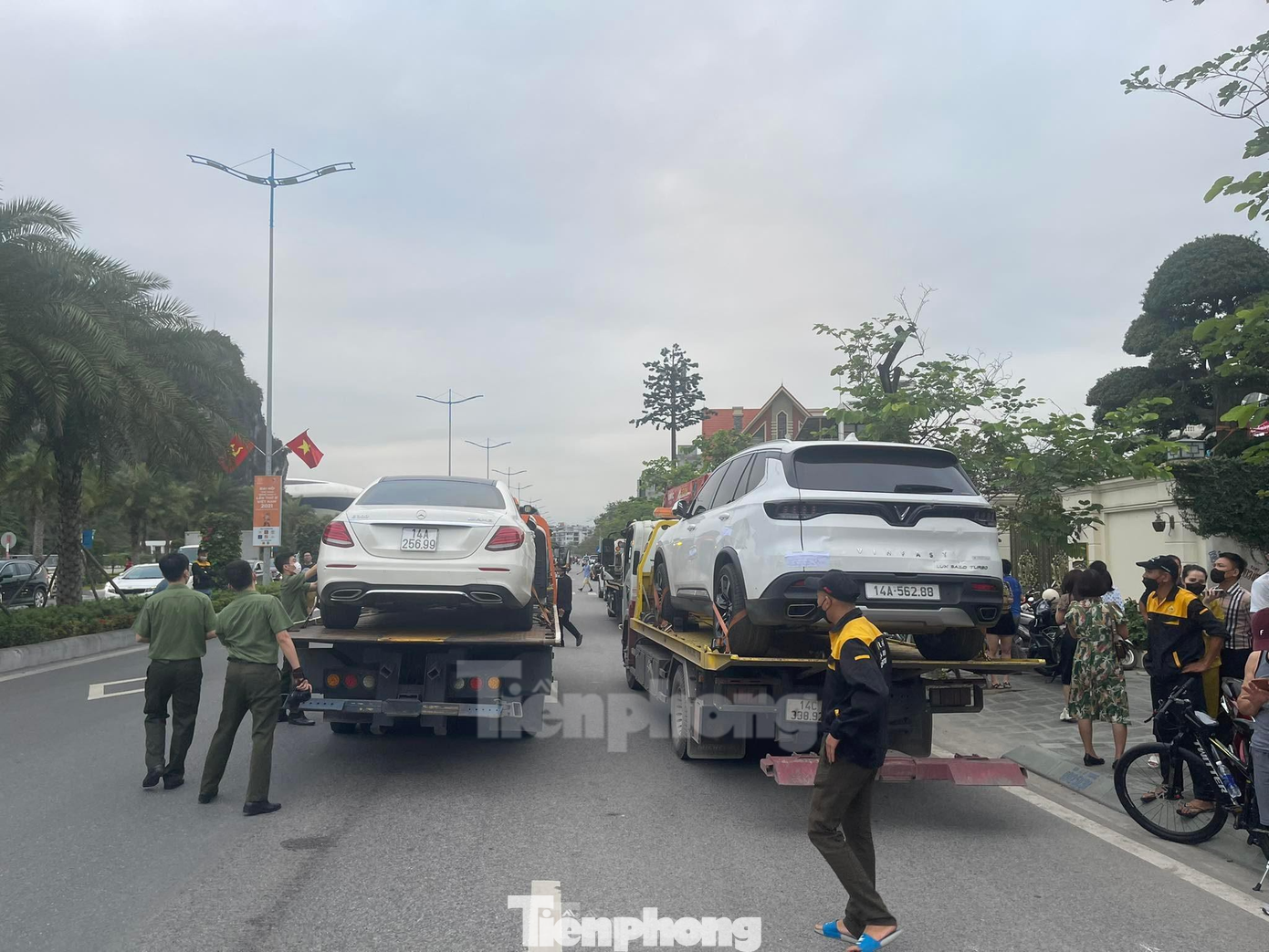 Trong 4 chiếc "xế hộp" của ông Hà, có 3 chiếc đều màu trắng. Trong 4 chiếc "xế hộp" của ông Hà, có 3 chiếc đều màu trắng.