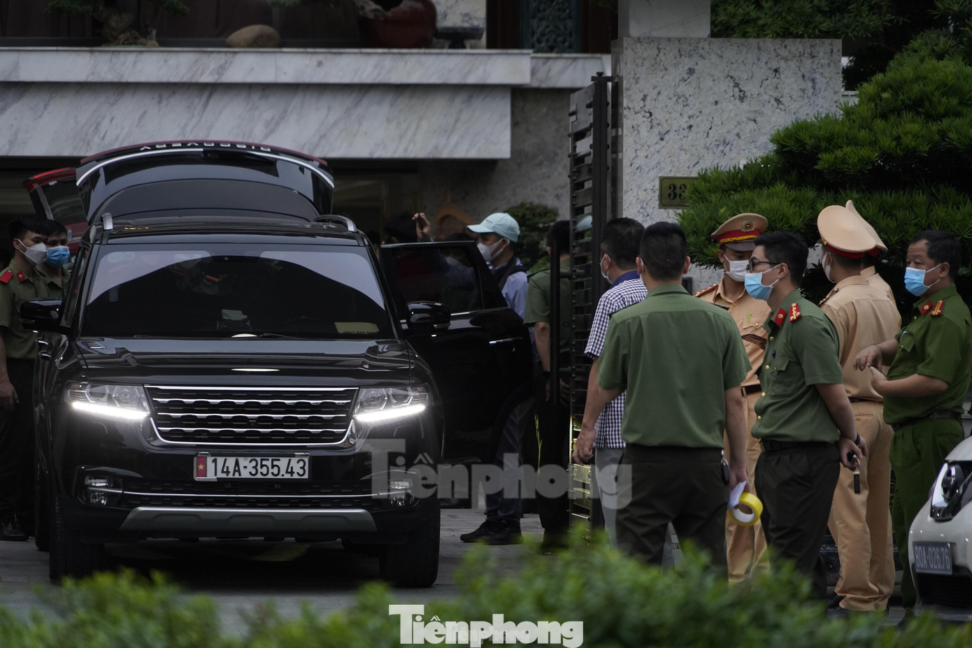 Khoảng 18h15, ông Hà được lực lượng chức năng dẫn giải ra khỏi nhà riêng. Khoảng 18h15, ông Hà được lực lượng chức năng dẫn giải ra khỏi nhà riêng.