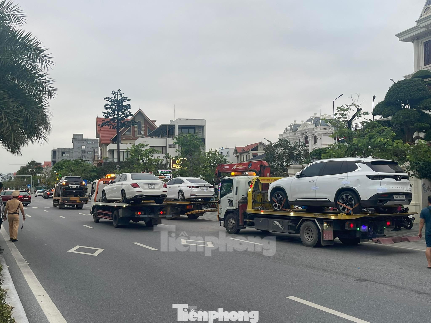 Nhiều người dân chứng kiến sự việc đều bàn tán về dàn xe sang của vị cựu Chủ tịch thành phố. Nhiều người dân chứng kiến sự việc đều bàn tán về dàn xe sang của vị cựu Chủ tịch thành phố.