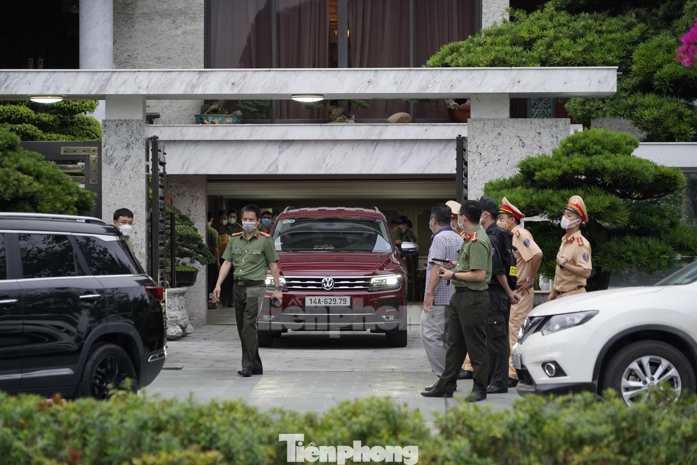 Khoảng 14h30, ngày 14/5, lực lượng chức năng tỉnh Quảng Ninh có mặt tại nhà riêng ông Phạm Hồng Hà tại đường Trần Quốc Nghiễn, TP Hạ Long. Khoảng 14h30, ngày 14/5, lực lượng chức năng tỉnh Quảng Ninh có mặt tại nhà riêng ông Phạm Hồng Hà tại đường Trần Quốc Nghiễn, TP Hạ Long.