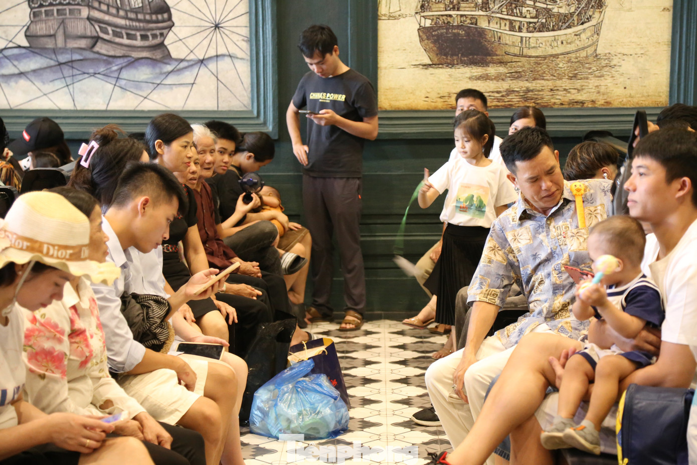 "Gần 5 năm không đến Hạ Long, lần này quay lại quả thực chúng tôi rất bất ngờ về sự đổi thay của thành phố này. Đường sá rộng rãi, các cơ sở dịch vụ được đầu tư rất bài bản. Hy vọng cả gia đình sẽ có một một chuyến du lịch thật đáng nhớ", anh Nguyễn Văn Tuấn, du khách đến từ Thái Nguyên nói.