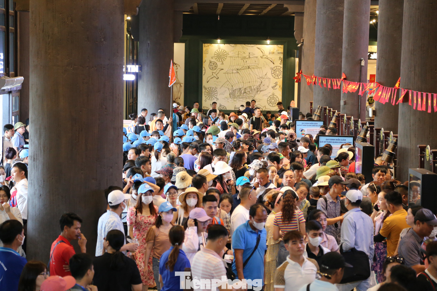 Theo đại diện Cảng vụ đường thủy nội địa Quảng Ninh, chỉ trong sáng 2/9, đơn vị này đã cấp phép hàng trăm chuyến tàu tham quan vịnh Hạ Long.