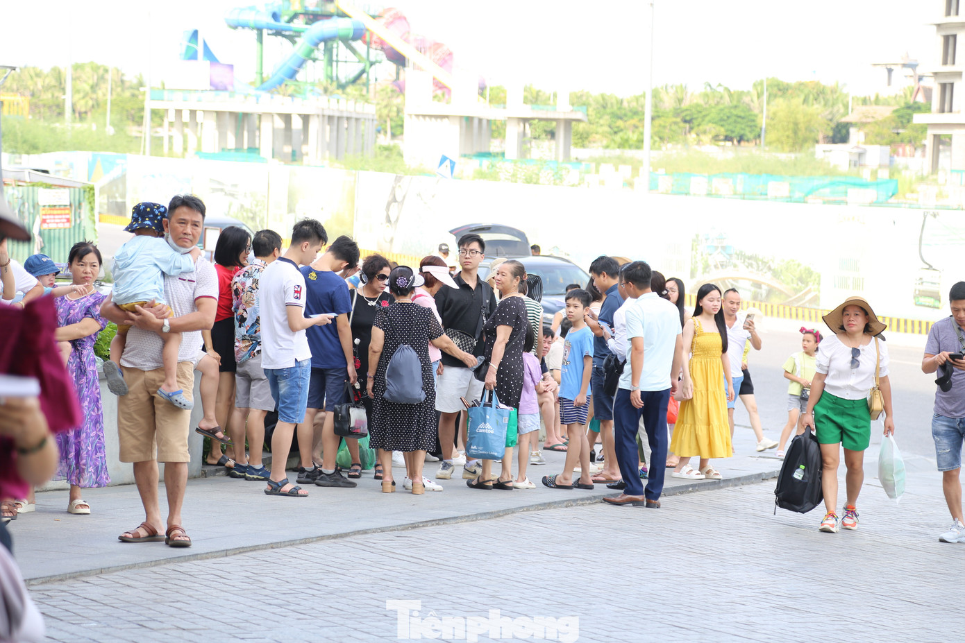 Ghi nhận của phóng viên Tiền Phong, từ sáng sớm 2/9 tại Cảng tàu khách Quốc tế Hòn Gai, TP Hạ Long, đã có rất nhiều du khách đến đây để đợi mua vé lên tàu thăm vịnh Hạ Long.