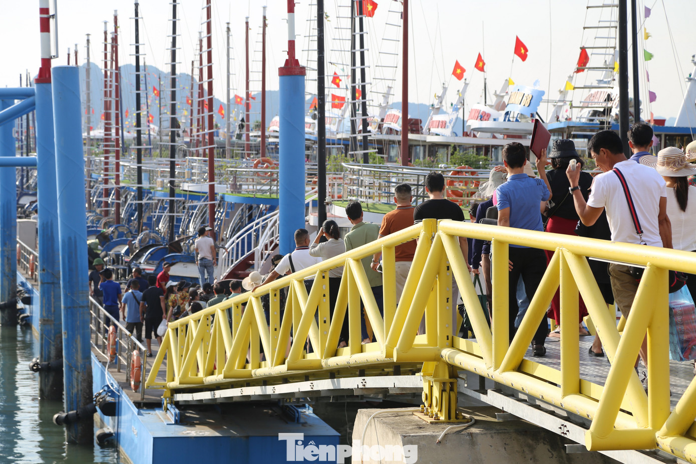 Ước tính trong sáng 2/9, có hơn 30 nghìn du khách tham quan vịnh Hạ Long