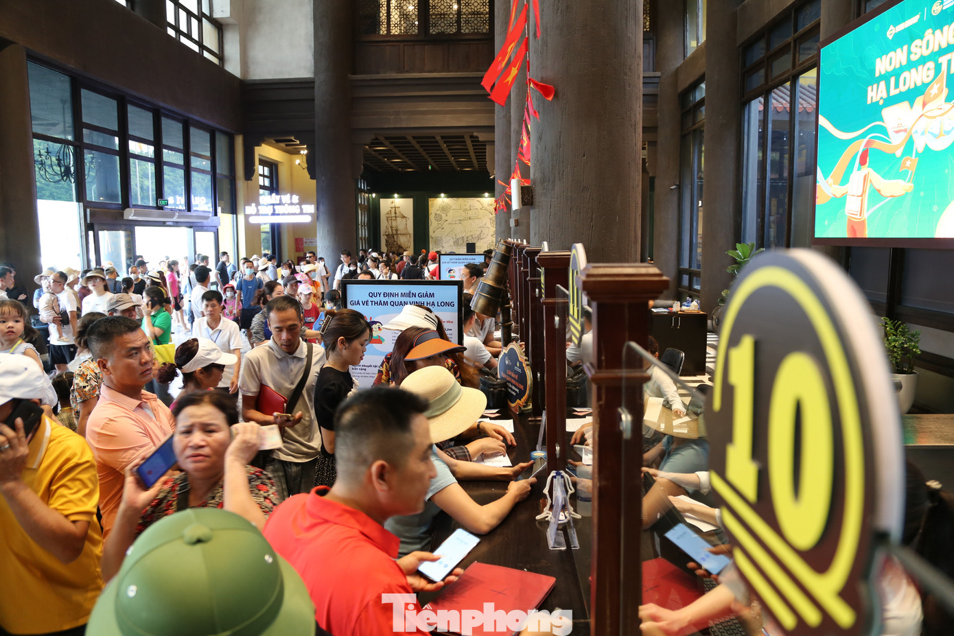 Du khách làm thủ tục khai báo danh sách đoàn và mua vé tham quan vịnh.