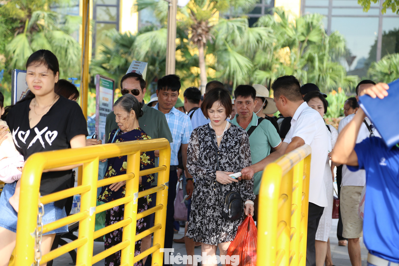 Lực lượng kiểm soát vé của cảng tàu làm việc hết công suất.