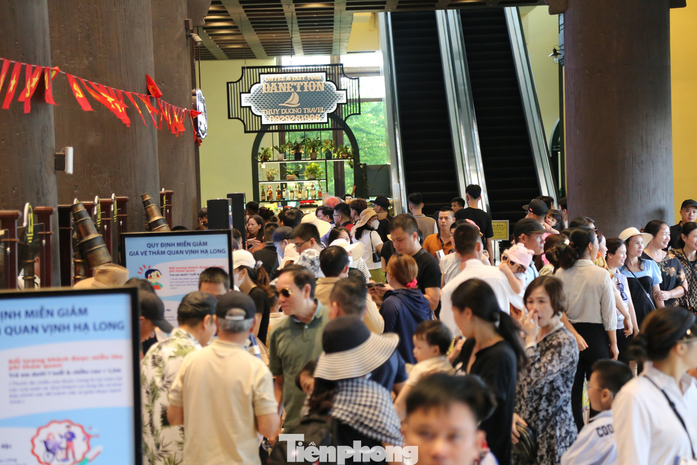 Từ khoảng 7h30, khu vực sảnh trước của Cảng tàu đã chật cứng người.