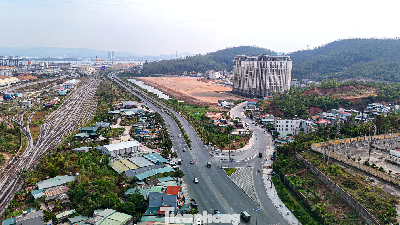 Lãnh đạo UBND tỉnh cho biết, trong những năm qua, Quảng Ninh đã tập trung nguồn lực đầu tư hệ thống kết cấu hạ tầng kinh tế - xã hội. Bên cạnh hạ tầng giao thông, địa phương cũng đã thu hút được loạt dự án đầu tư ngoài ngân sách trong lĩnh vực dịch vụ - du lịch.