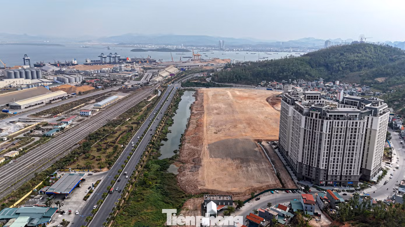 Dự án Trung tâm thương mại Hạ Long chủ đầu tư là Công ty CP Tập đoàn Việt Phát và Công ty TNHH Aeon mall Việt Nam, thuộc Tập đoàn Aeon mall Nhật Bản phối hợp thực hiện.