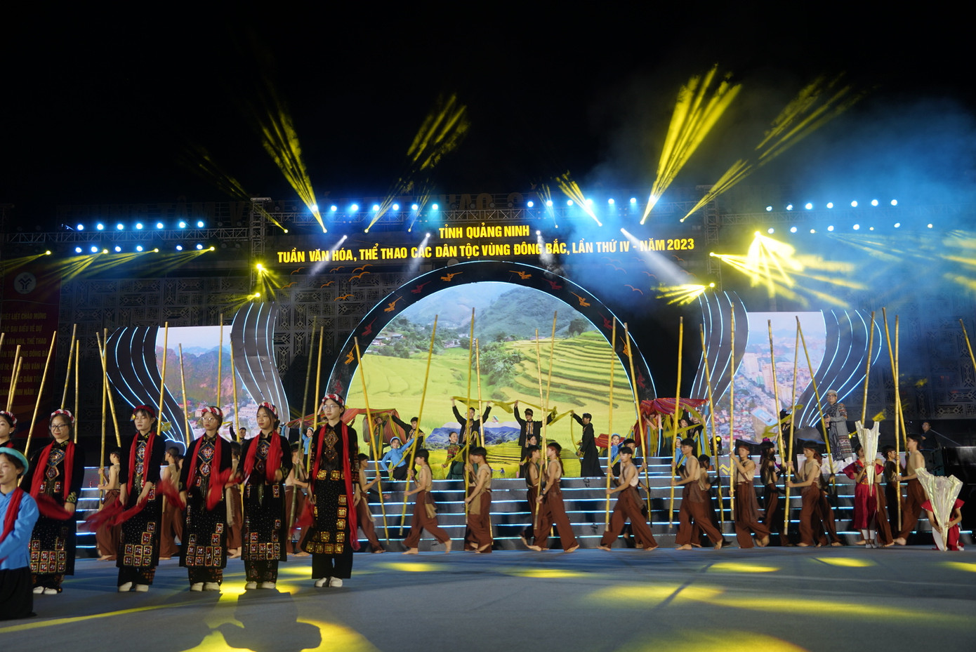 Hàng trăm diễn viên tham gia biểu diễn. Hàng trăm diễn viên tham gia biểu diễn.