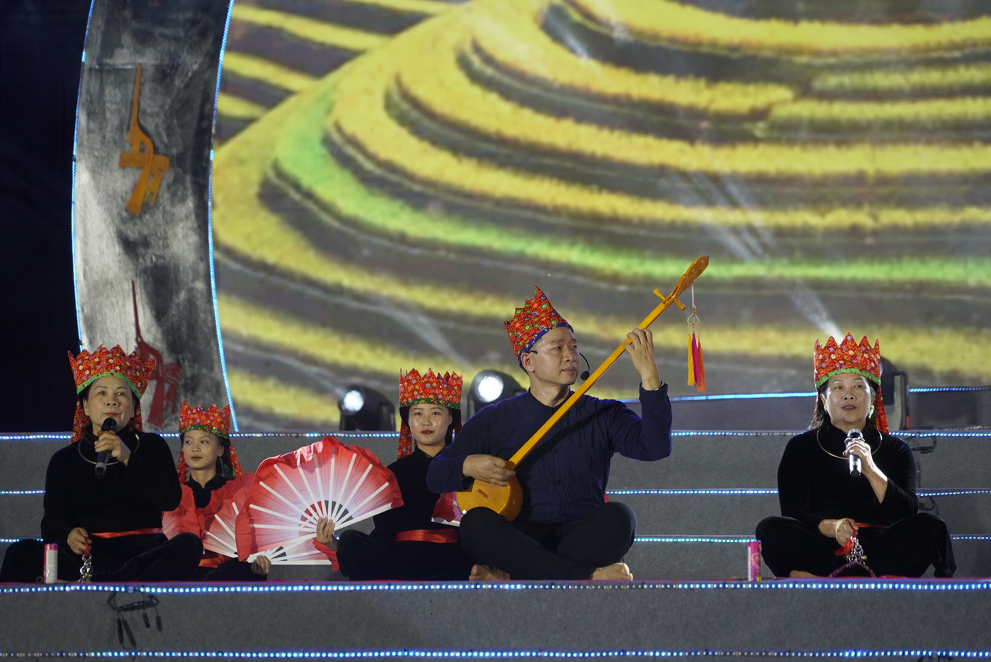 Hát then, đàn tính lôi cuốn người xem. Hát then, đàn tính lôi cuốn người xem.