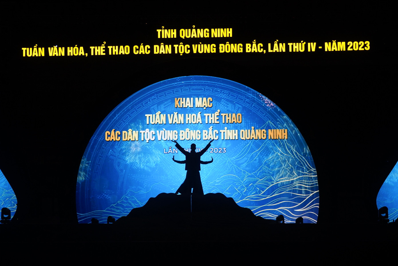 Hứa hẹn 1 tuần lễ hội sôi động, vui vẻ và thắm tính đoàn kết. Hứa hẹn 1 tuần lễ hội sôi động, vui vẻ và thắm tính đoàn kết.