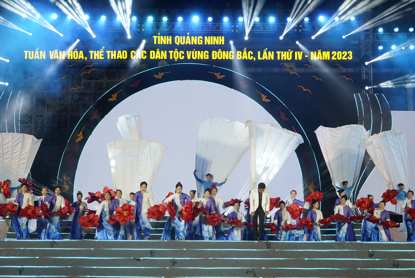 Chương trình văn nghệ được BTC dàn dựng công phu, hoành tráng. Chương trình văn nghệ được BTC dàn dựng công phu, hoành tráng.