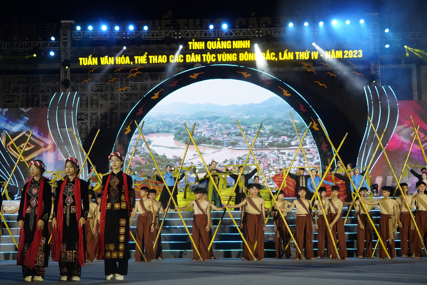 Chương trình văn nghệ tái hiện lại lịch sử hào hùng của dân tộc. Chương trình văn nghệ tái hiện lại lịch sử hào hùng của dân tộc.