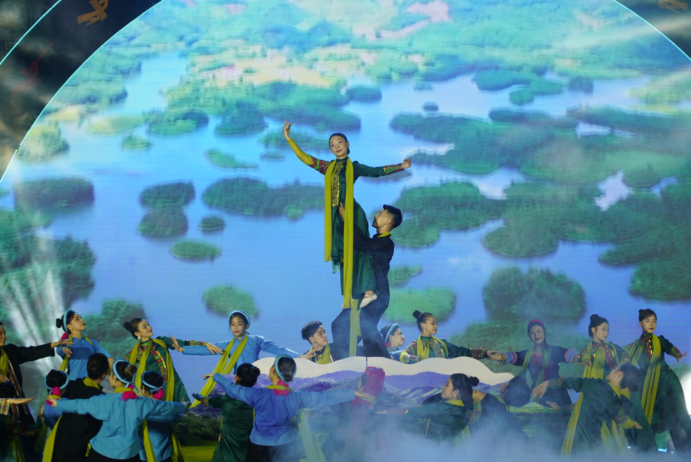 Những hình ảnh lung linh, đặc sắc cuốn hút người xem. Những hình ảnh lung linh, đặc sắc cuốn hút người xem.