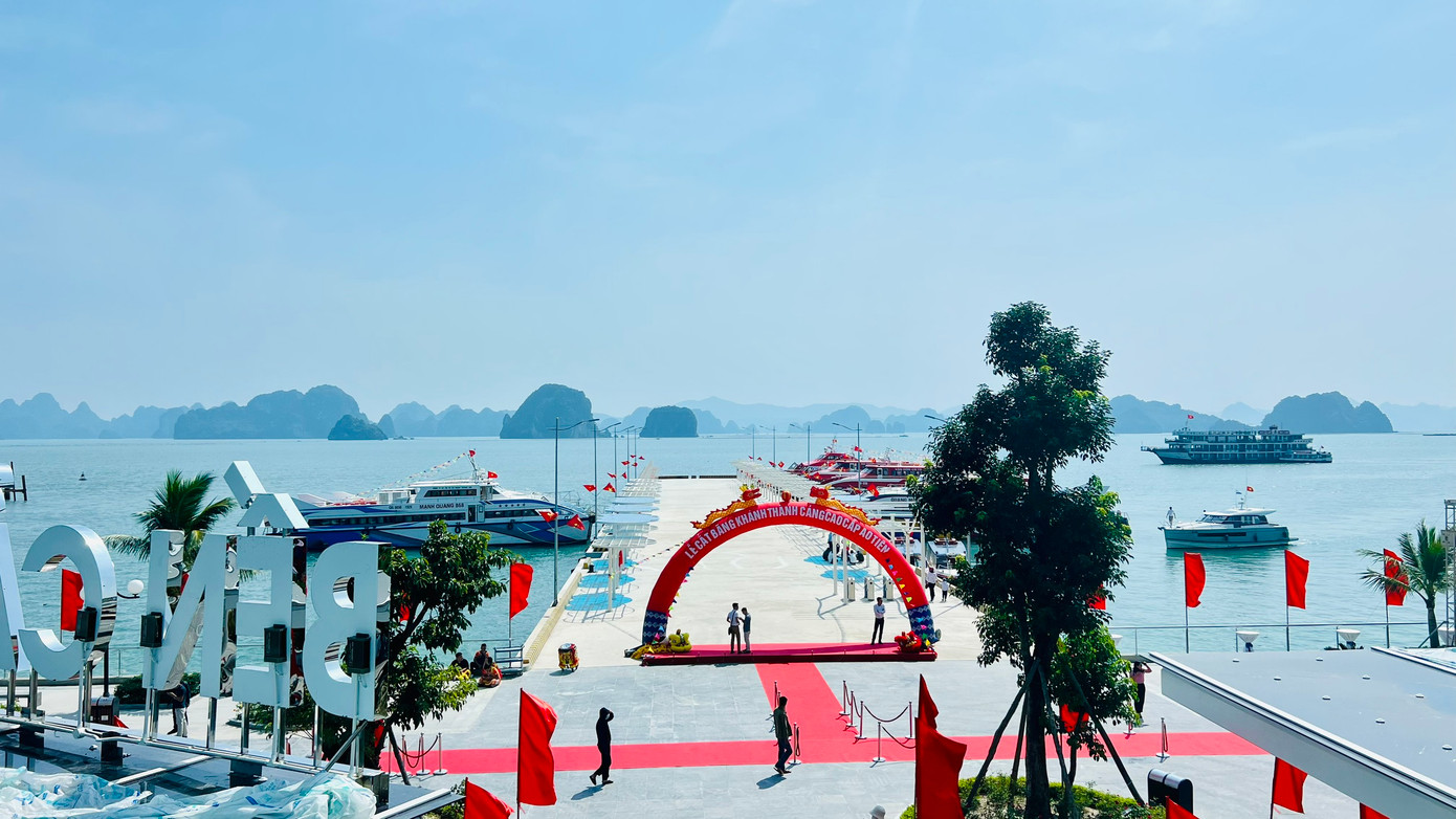 Hiện tại, UBND huyện Vân Đồn đang khẩn trương thực hiện di chuyển các phương tiện vận tải khách đường thủy từ Cảng Cái Rồng sang Bến cảng cao cấp Ao Tiên.