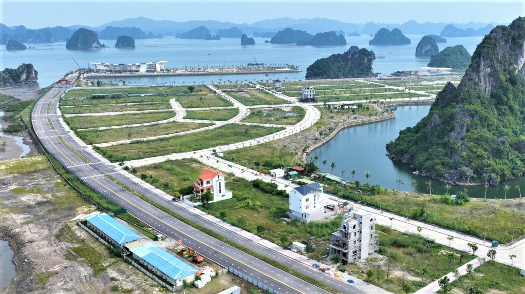 Bến cảng cao cấp Ao Tiên (xã Hạ Long, huyện Vân Đồn, Quảng Ninh) có tổng vốn đầu tư hơn 610 tỷ đồng là Bến thủy nội địa cấp I chuyên dùng phục vụ vận tải du lịch tuyến Vân Đồn (huyện Vân Đồn đi các đảo) và các điểm tham quan trên Vịnh Bái Tử Long, Vịnh Hạ Long.