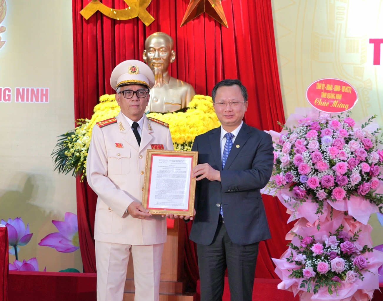 Chủ tịch UBND tỉnh Quảng Ninh Cao Tường Huy trao Quyết định thành lập Hội Cựu CAND tỉnh Quảng Ninh. Chủ tịch UBND tỉnh Quảng Ninh Cao Tường Huy trao Quyết định thành lập Hội Cựu CAND tỉnh Quảng Ninh.