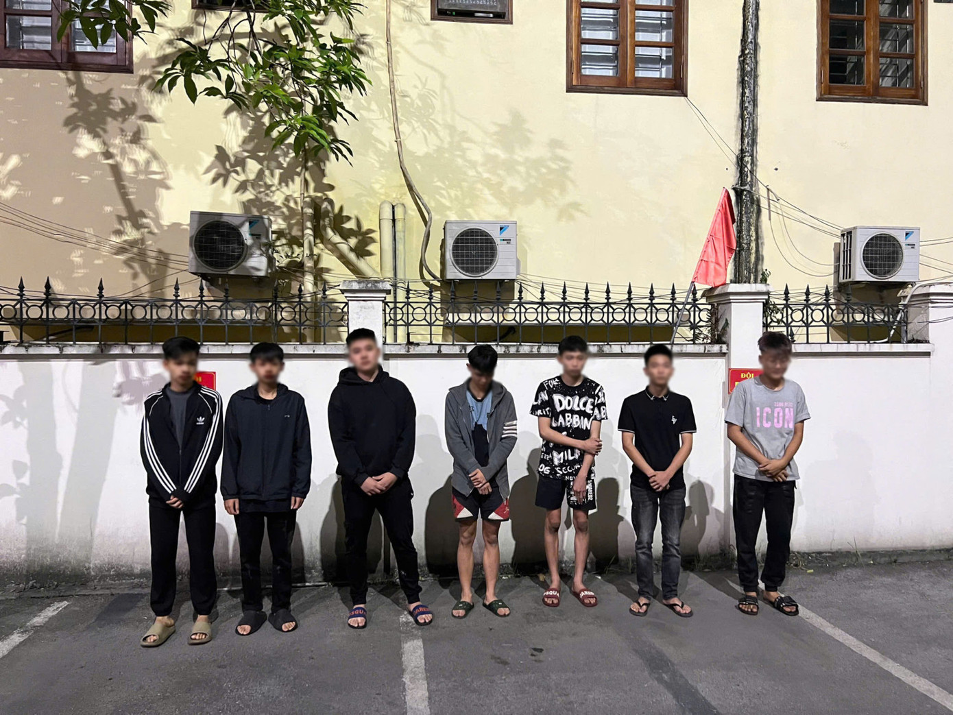 Nhóm đối tượng bị bắt giữ tại cơ quan công an.