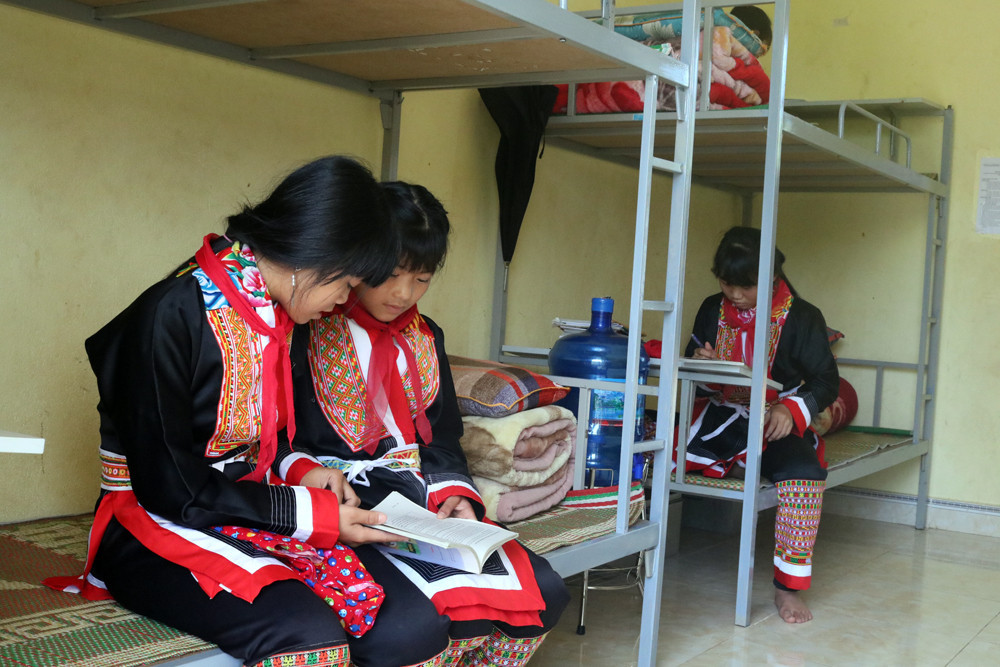 Học sinh nữ vùng dân tộc thiểu số Trường PTDT bán trú THCS Đồng Văn (Bình Liêu) trong giờ tự học. Học sinh nữ vùng dân tộc thiểu số Trường PTDT bán trú THCS Đồng Văn (Bình Liêu) trong giờ tự học.