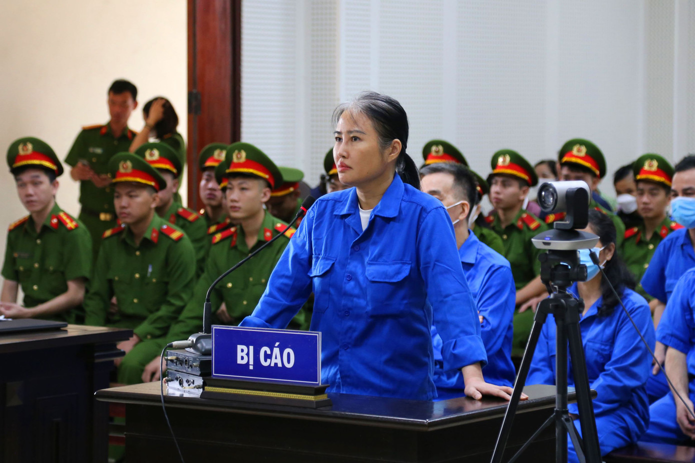 Bị cáo Hoàng Thị Thúy Nga vẫn một mực phủ nhận việc đưa tiền hối lộ cho các bị cáo khác. Bị cáo Hoàng Thị Thúy Nga vẫn một mực phủ nhận việc đưa tiền hối lộ cho các bị cáo khác.