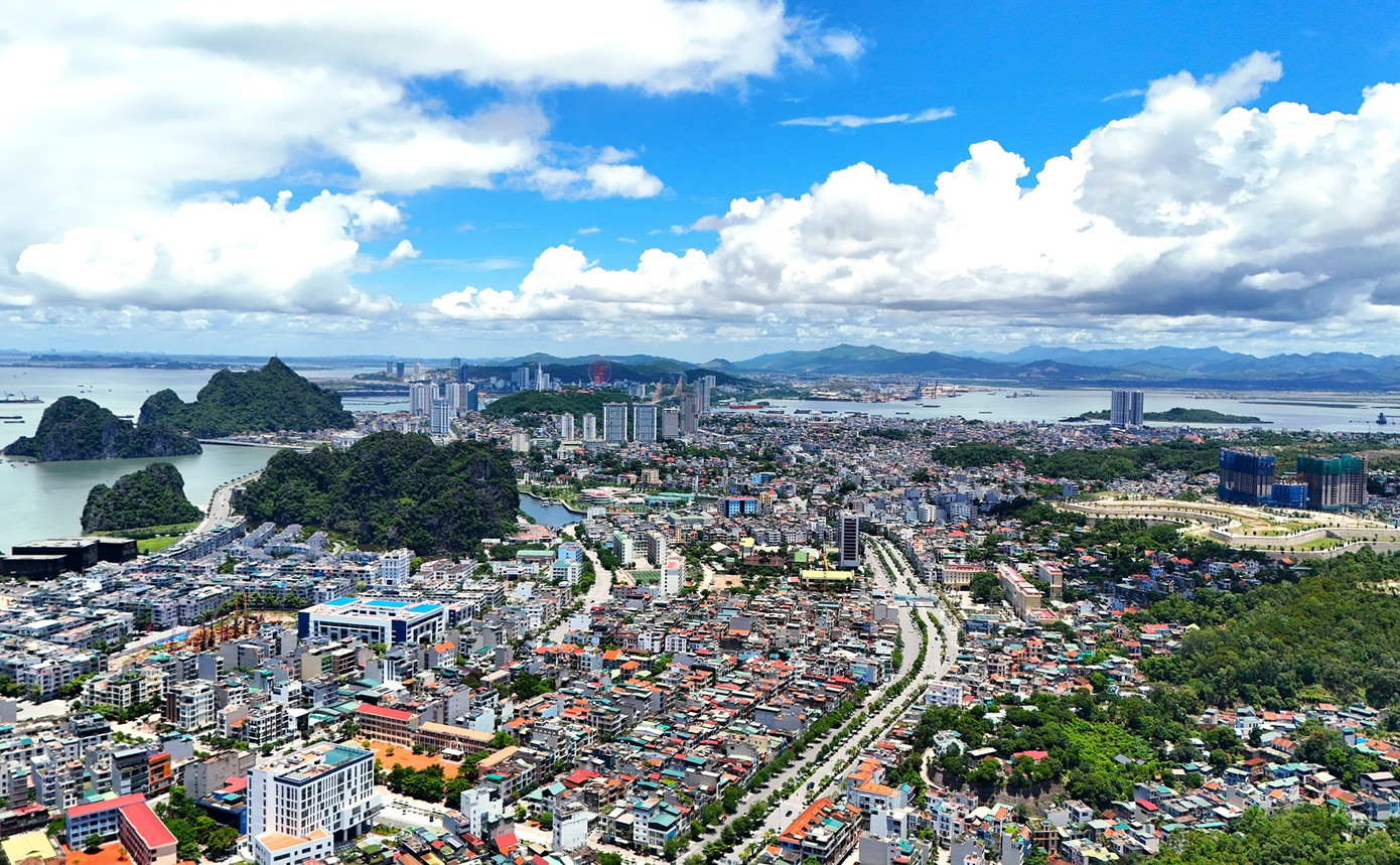 Giao dịch đất đai ở Hạ Long bị tê liệt vì tỉnh chưa có bảng giá đất mới. Ảnh: Hoàng Dương. Giao dịch đất đai ở Hạ Long bị tê liệt vì tỉnh chưa có bảng giá đất mới. Ảnh: Hoàng Dương.