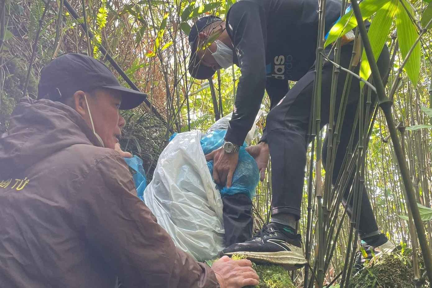 Đội cứu hộ phải du dây xuống vực mới có thể đưa nạn nhân lên phía trên an toàn.