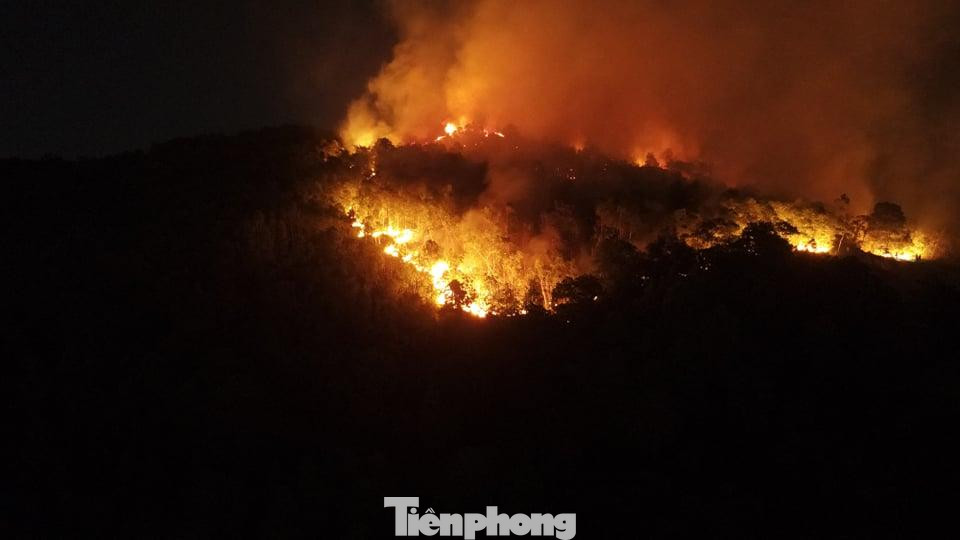 Mặc dù phát hiện từ sớm nhưng do địa hình khó tiếp cận nên đến gần nửa đêm đám cháy mới tạm thời được khống chế.