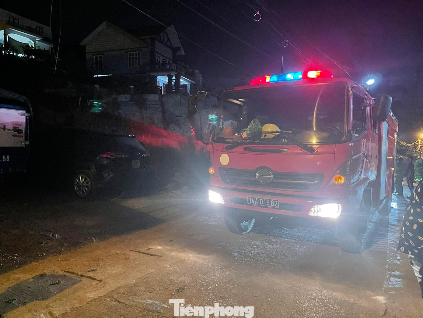 Lực lượng chức năng điều động xe cứu hỏa đến hiện trường nhưng không thể tiếp cận đám cháy.