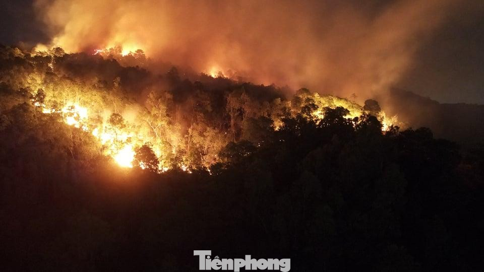 Đám cháy đã lan xuống cách khu dân cư vài trăm mét khiến người dân hoang mang.