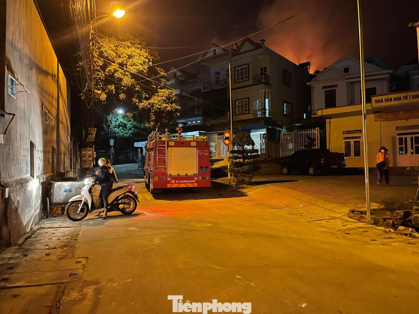 Lực lượng chức năng đã điều động cả công an, quân đội, dân quân để chữa cháy.