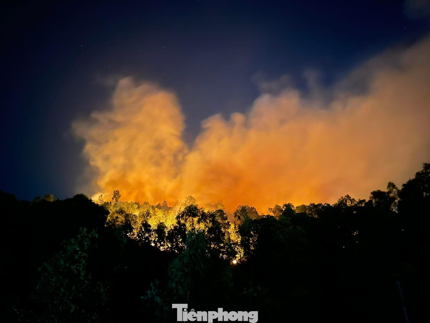 Nhìn từ xa, cột khói từ đám cháy bốc lên cao hàng chục mét.