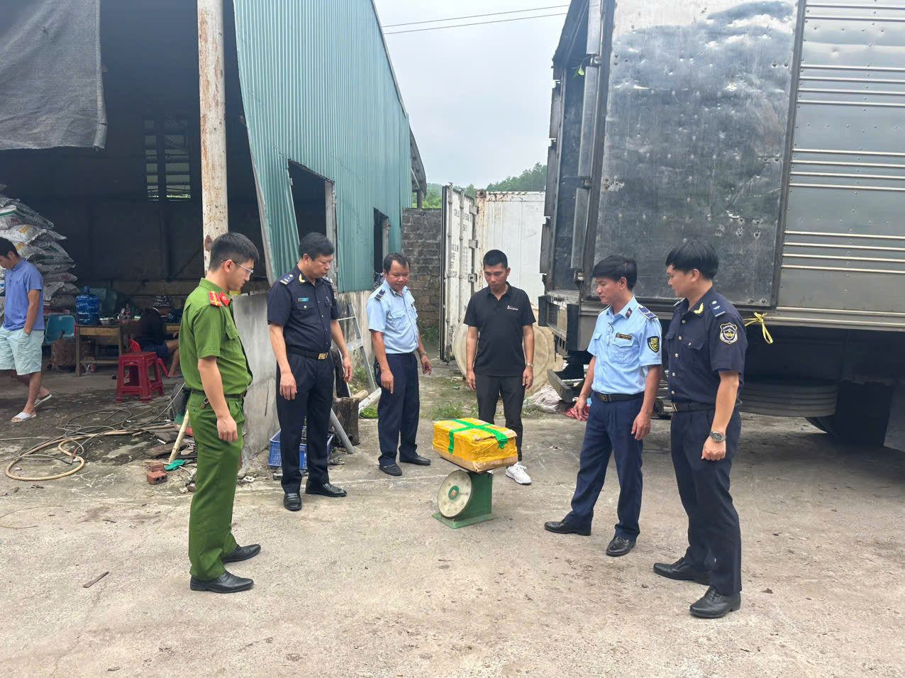 Đội QLTT số 4 đã tiến hành tạm giữ toàn bộ số hàng hóa. Đội QLTT số 4 đã tiến hành tạm giữ toàn bộ số hàng hóa.