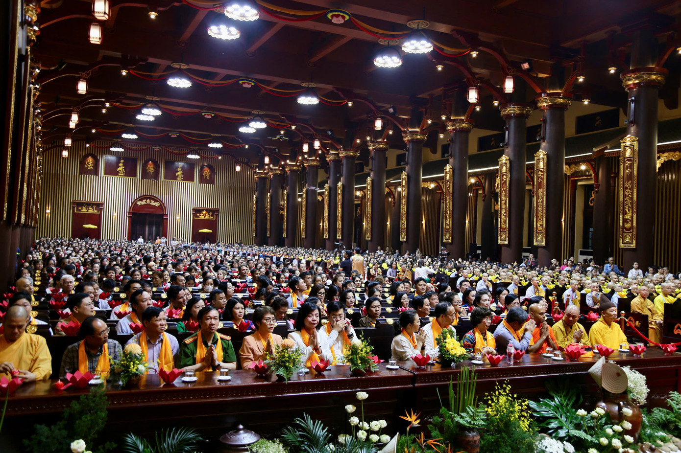 Hàng trăm nghìn tăng ni, phật tử và du khách thập phương đã đổ về Yên Tử để hành lễ, chiêm bái xá lợi Đức Phật