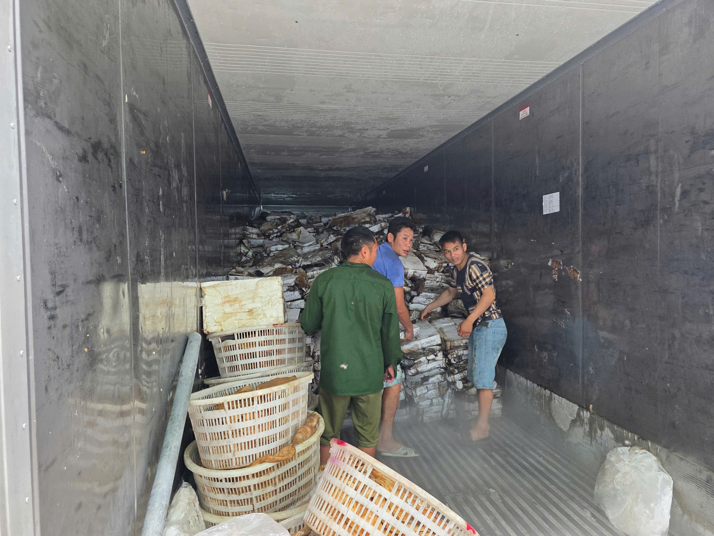 Nhiều lô hàng đã bốc mùi hôi, dấu hiệu hư hỏng. Nhiều lô hàng đã bốc mùi hôi, dấu hiệu hư hỏng.