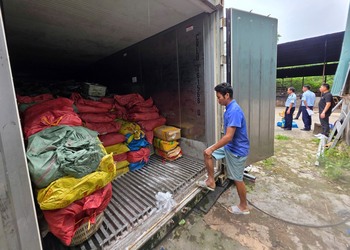 Liên tiếp những vụ vi phạm về an toàn thực phẩm cho thấy sự phức tạp và tinh vi. Liên tiếp những vụ vi phạm về an toàn thực phẩm cho thấy sự phức tạp và tinh vi.