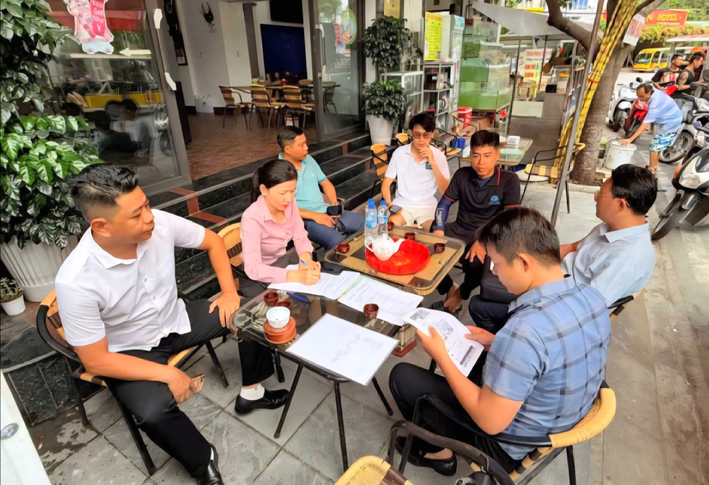 Đoàn kiểm tra làm việc với Công ty TNHH khám phá Cô Tô. Ảnh: QMG.